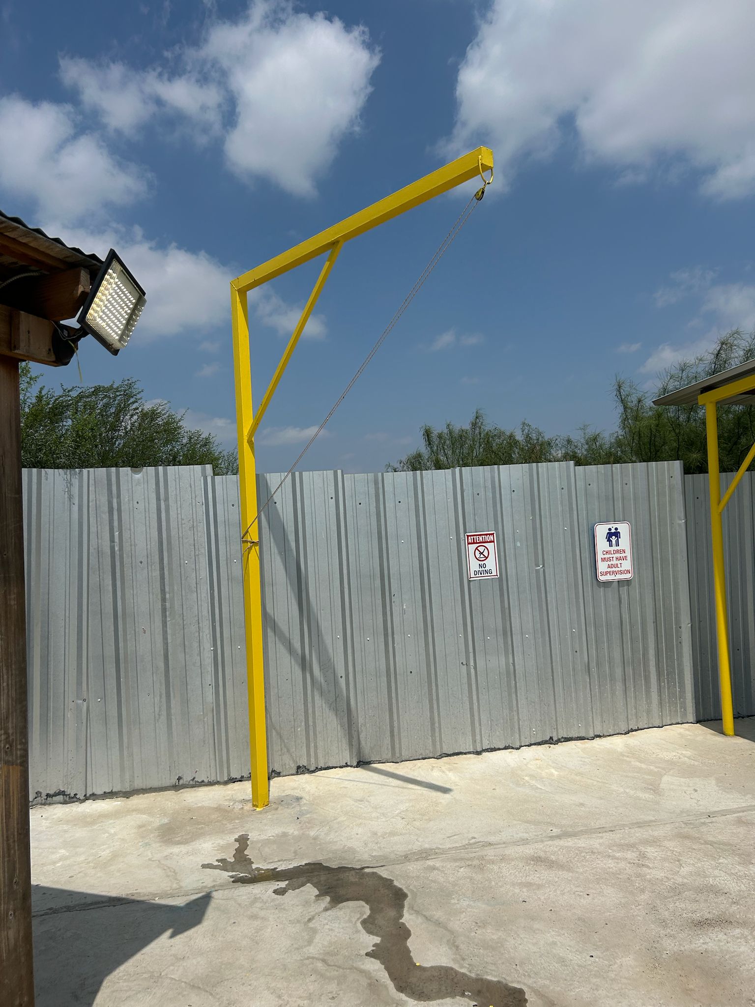 Vista nocturna de la piscina