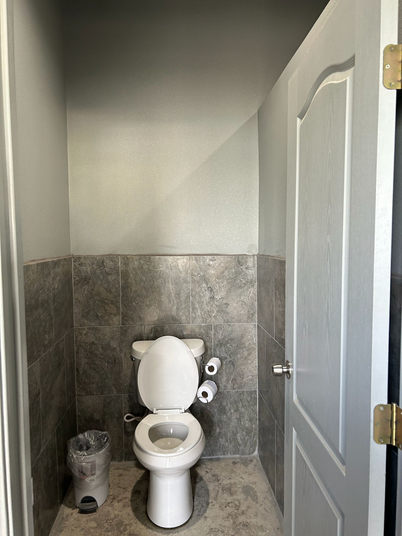 Vista nocturna de la piscina