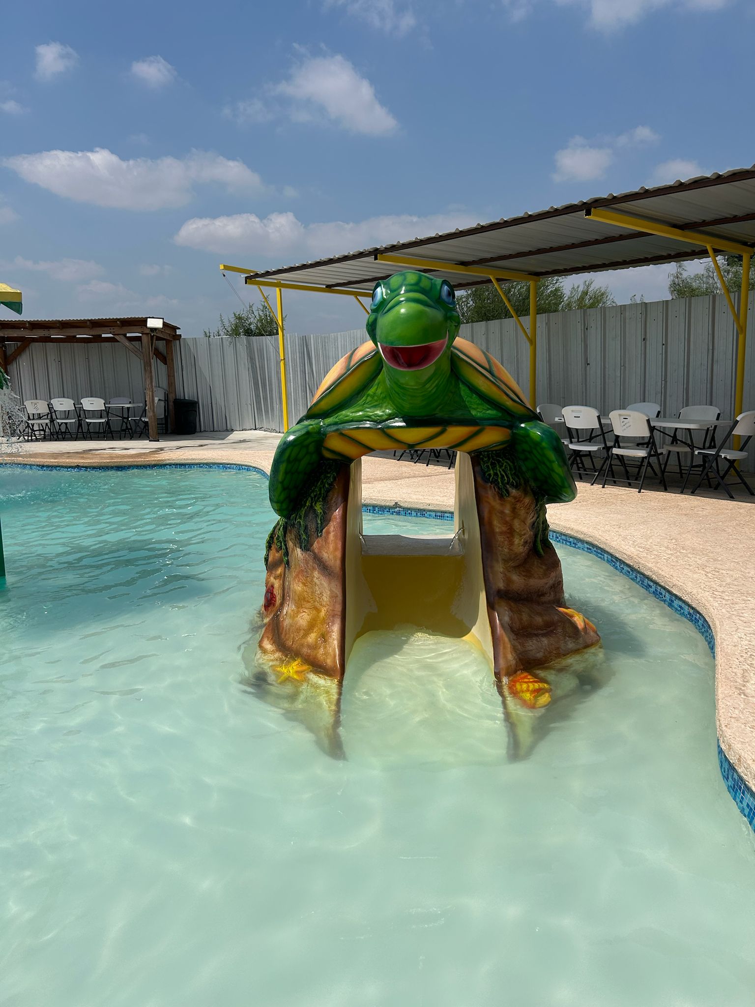 Vista nocturna de la piscina