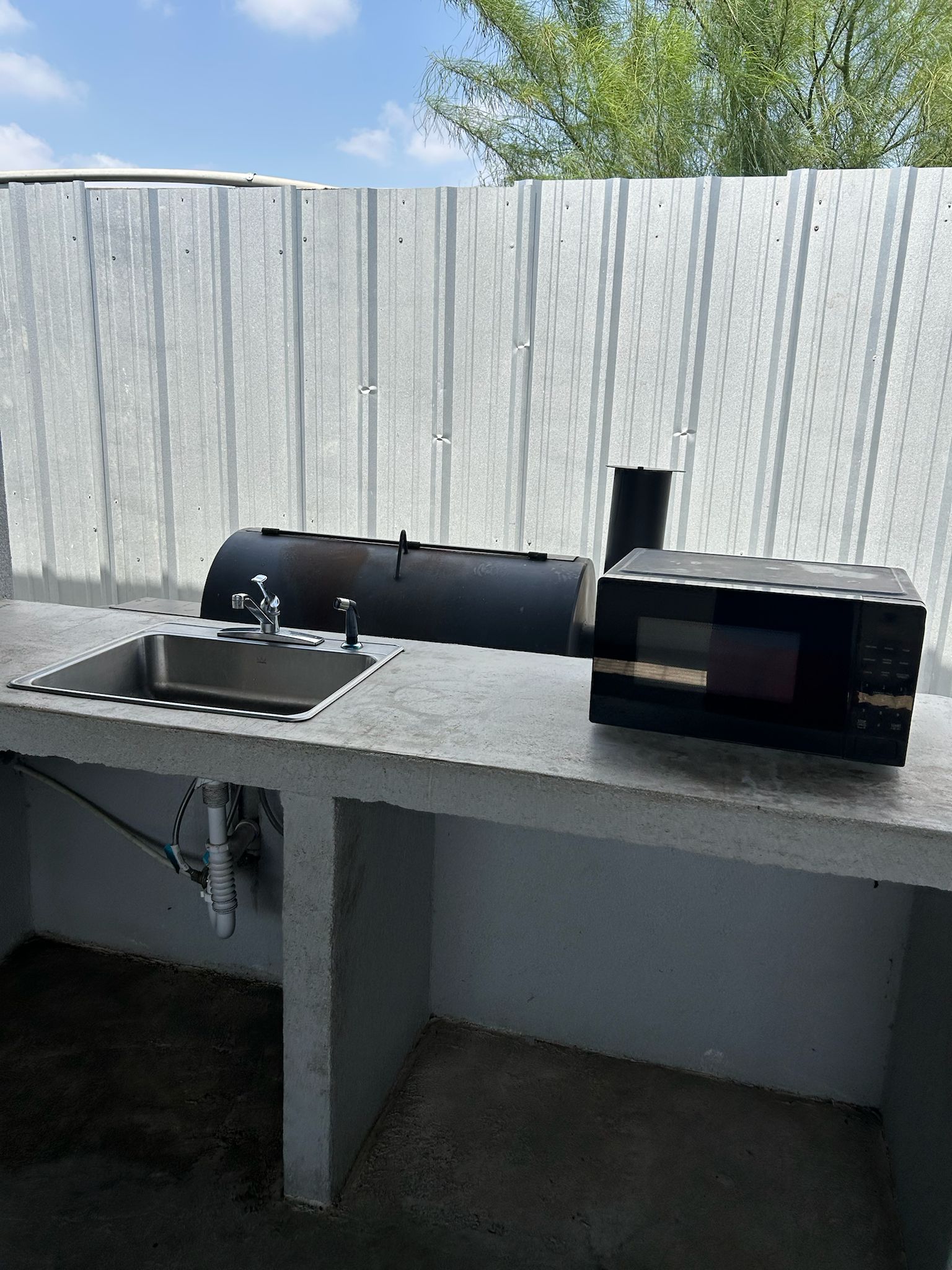 Vista nocturna de la piscina