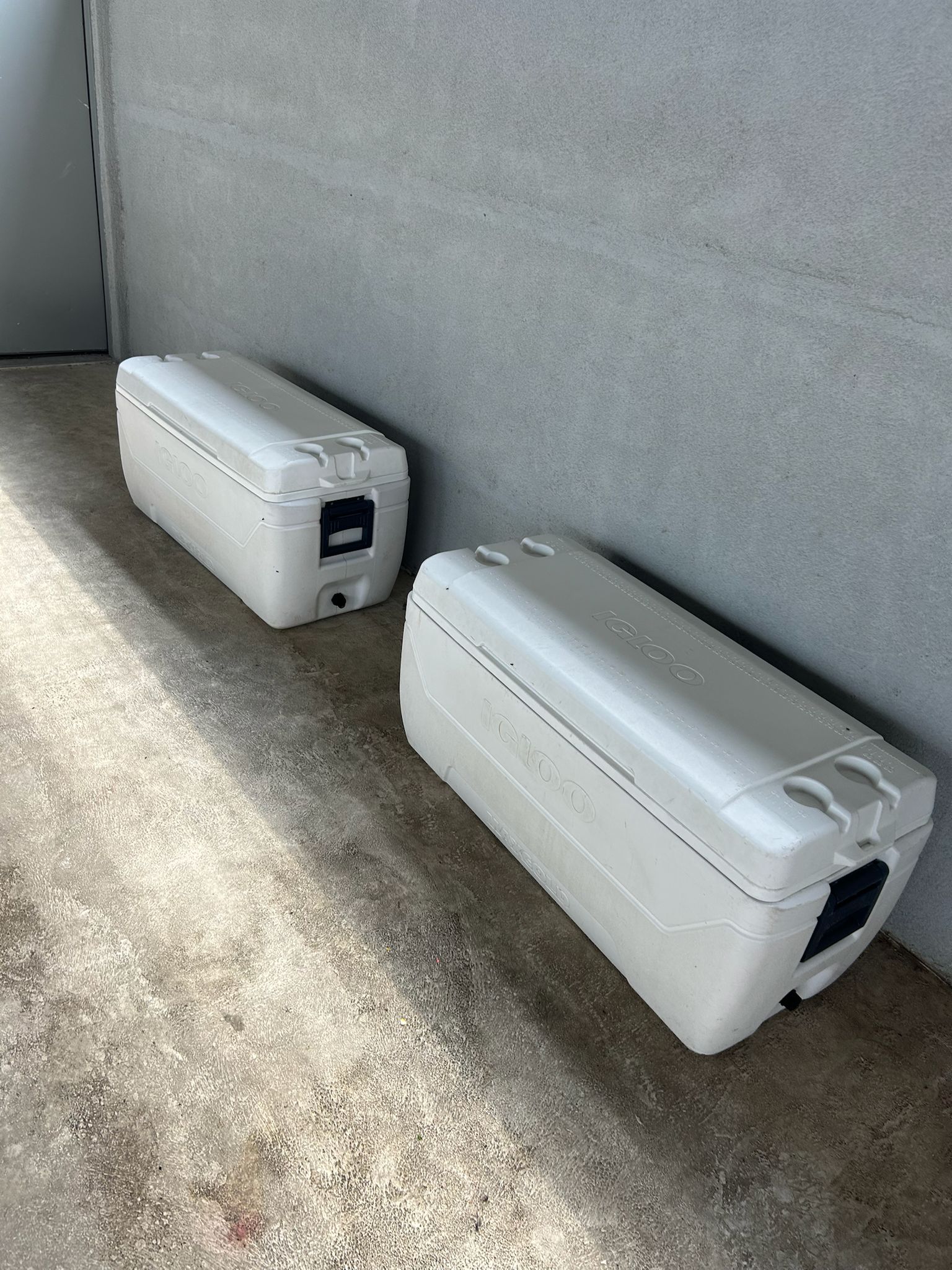 Vista nocturna de la piscina