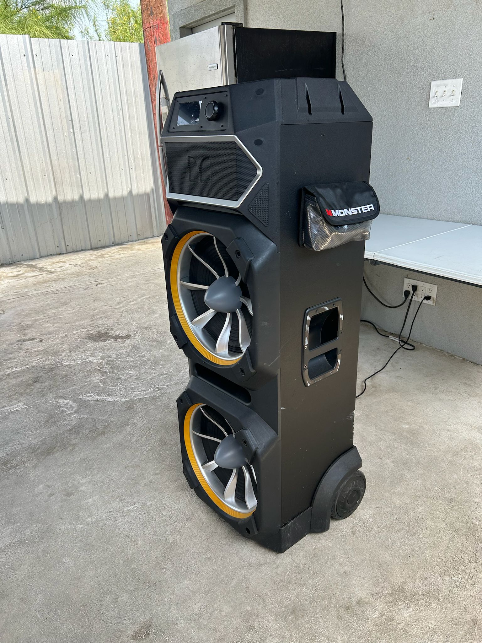 Vista nocturna de la piscina