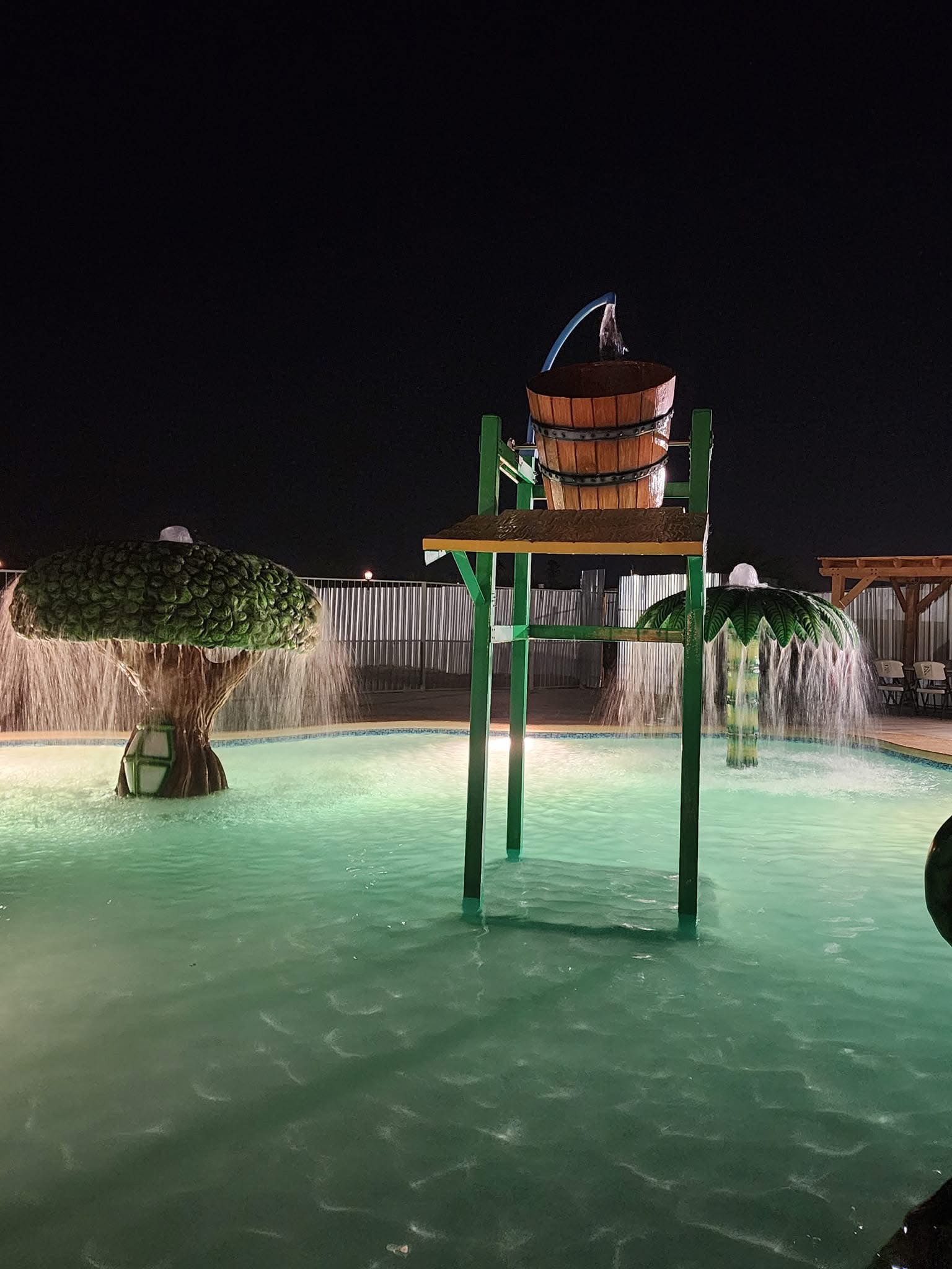 Vista nocturna de la piscina