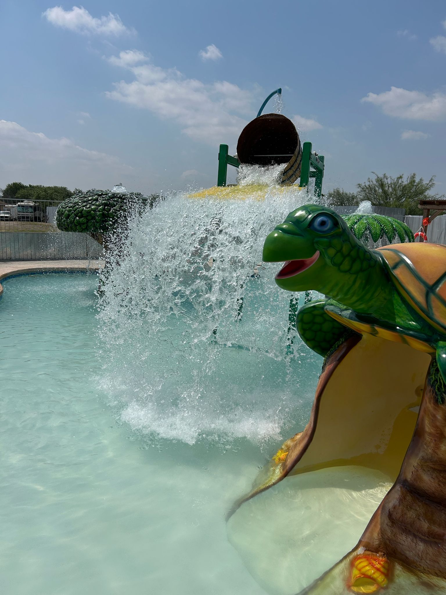 Vista nocturna de la piscina