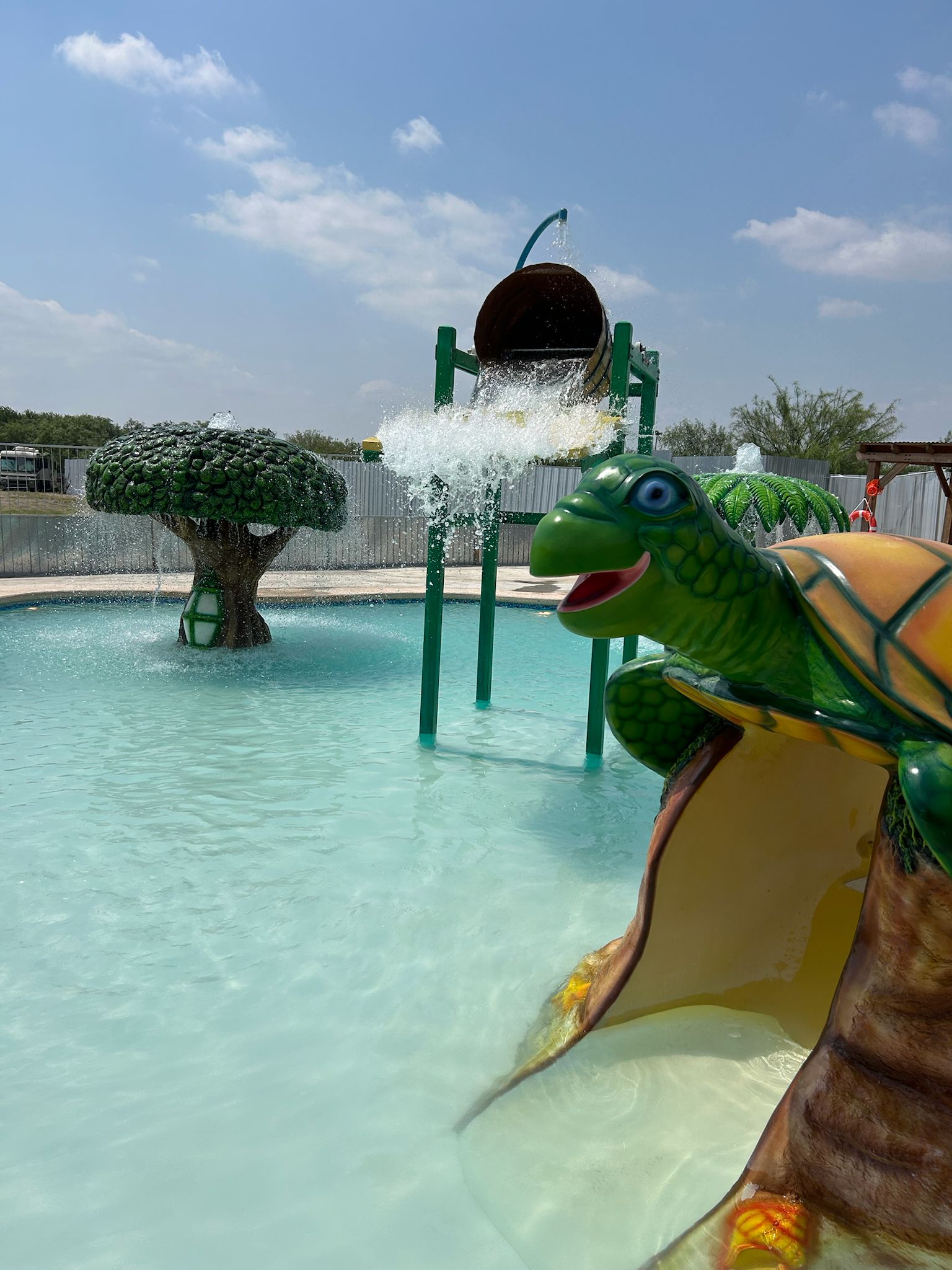 Vista nocturna de la piscina