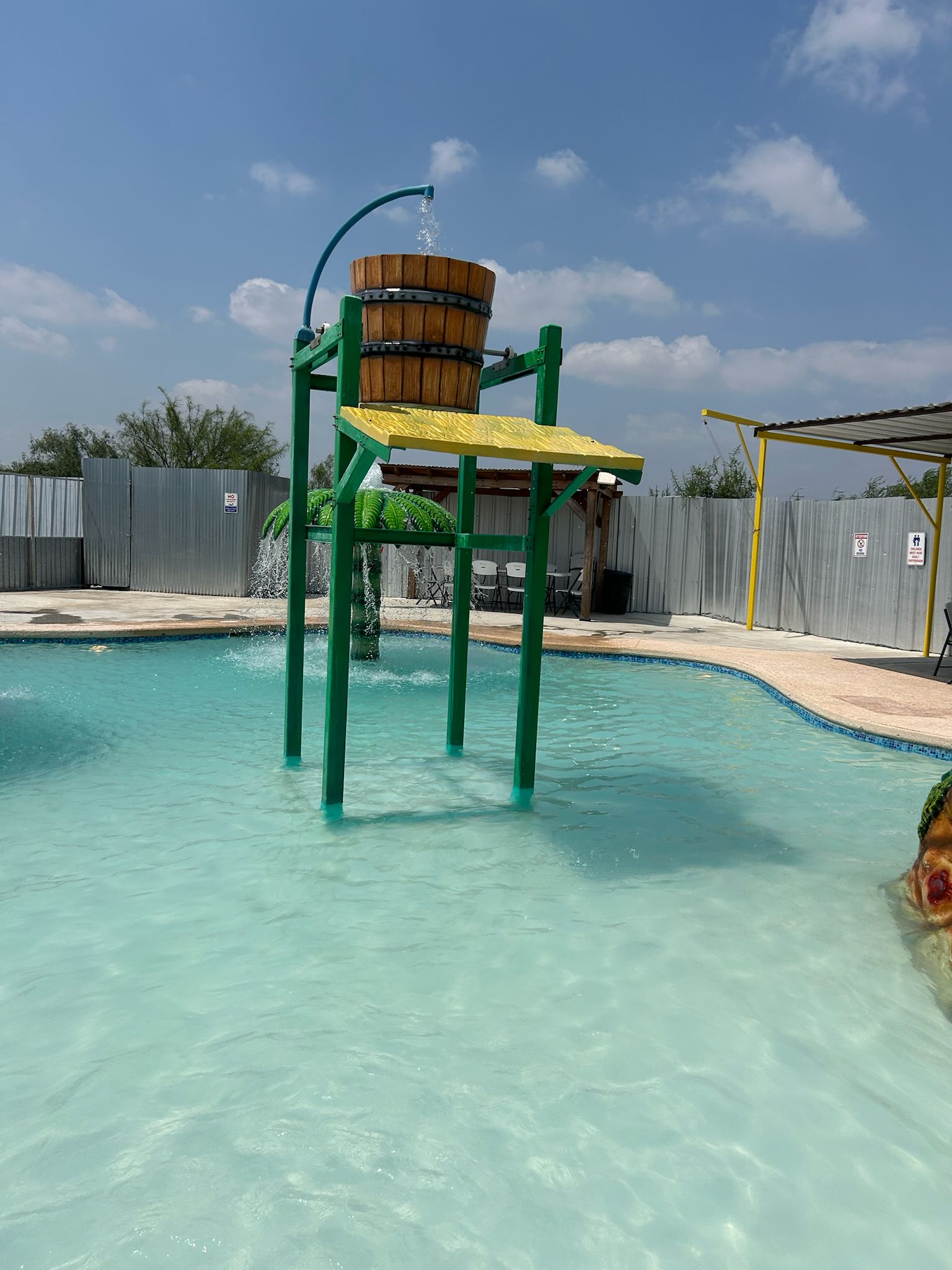 Vista nocturna de la piscina