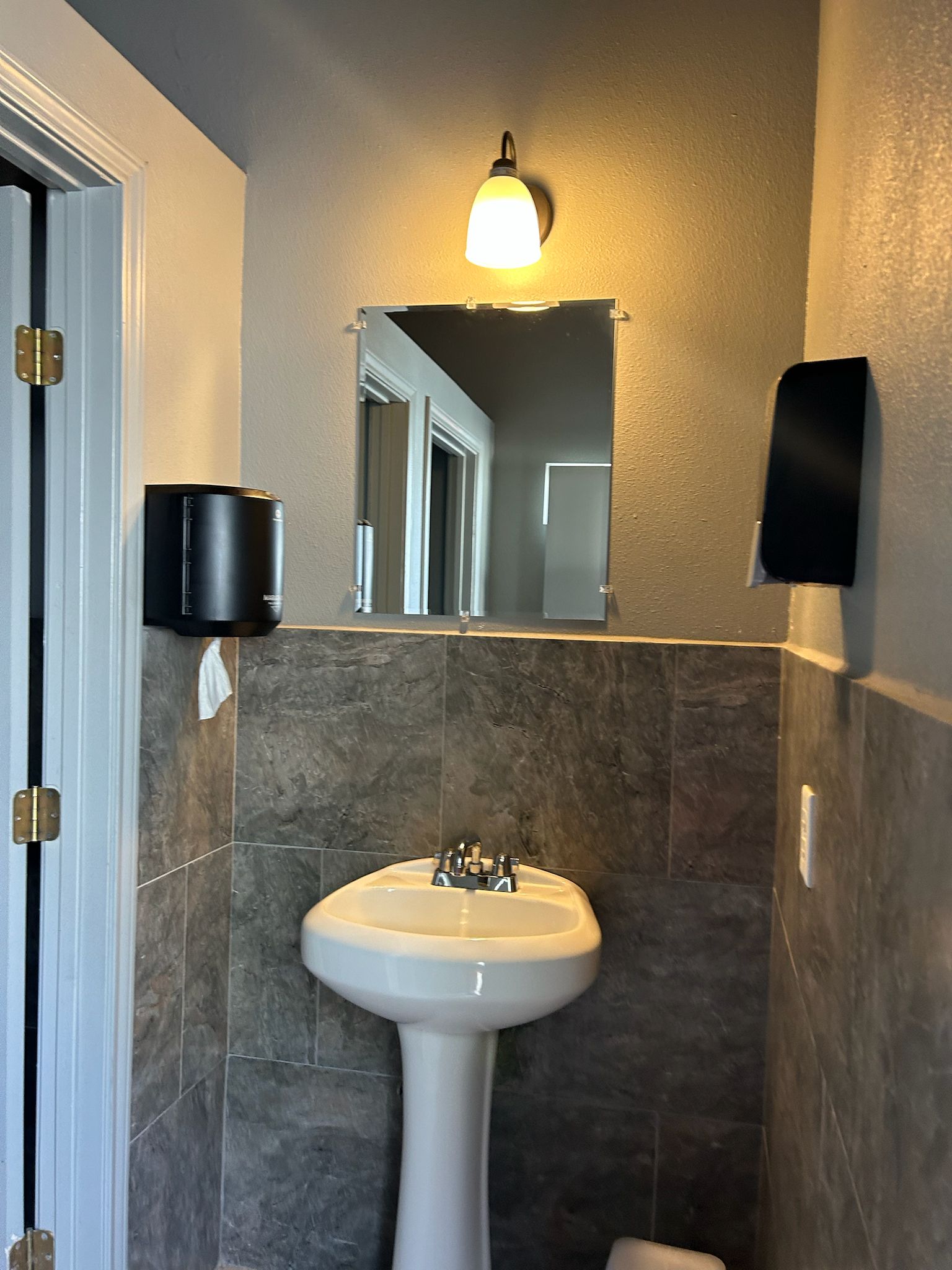 Vista nocturna de la piscina